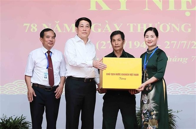 President Luong Cuong presents gifts to the Duy Tien War Invalids Nursing Centre. (Photo: VNA) vna-potal-chu-tich-nuoc-luong-cuong-tham-tang-qua-cho-cac-thuong-binh-tai-trung-tam-dieu-duong-thuong-binh-duy-tien-8166002.jpg