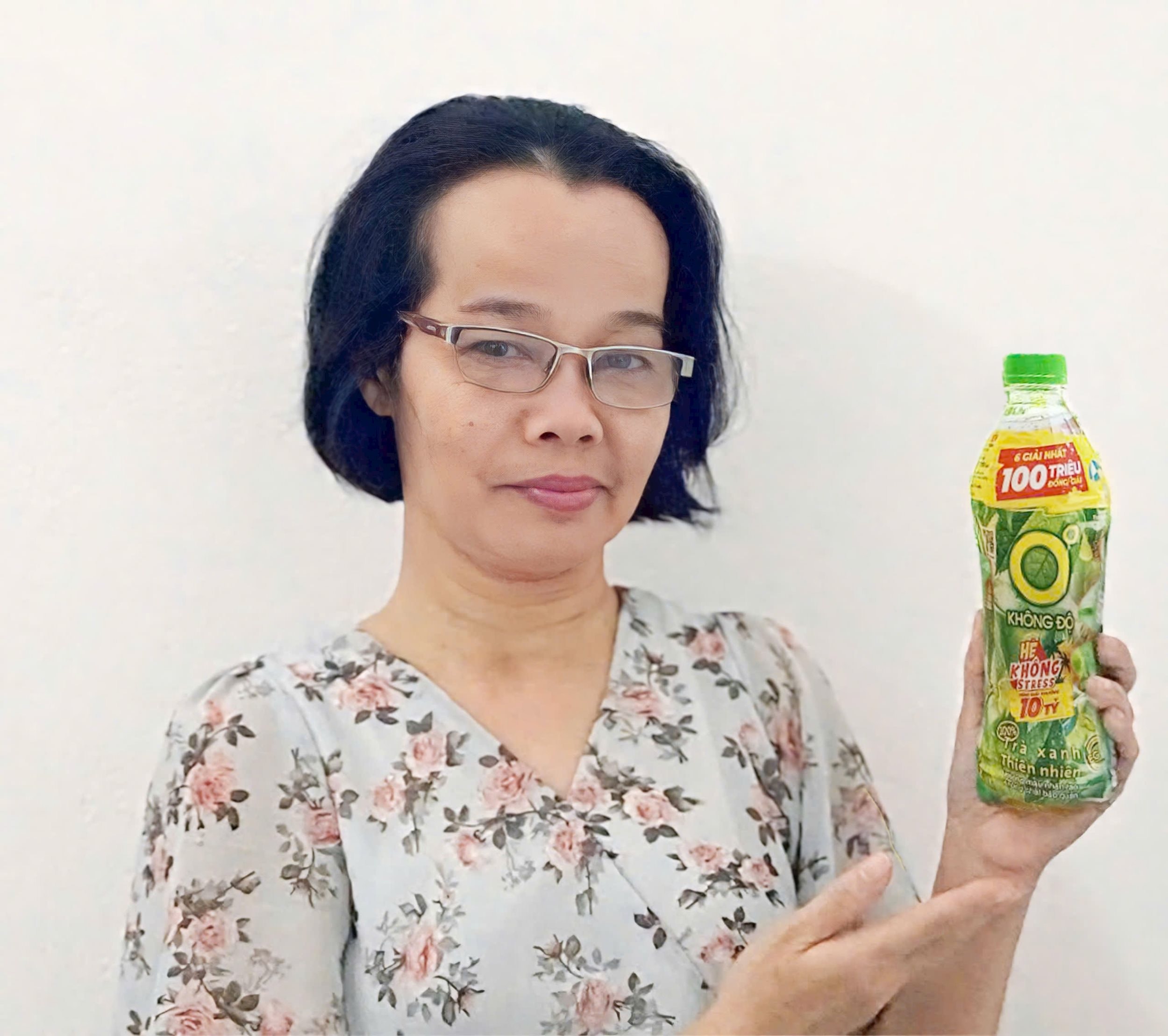 Chị Nguyễn Thị Kim Loan là khách hàng tiếp theo trúng giải Nhì là 1 voucher trị giá 20 triệu đồng nhờ giải nhiệt, giảm căng thẳng với Trà Xanh Không Độ.Chị Loan cho biết trong khoảng 2 tháng vừa qua, mỗi lần uống Trà Xanh Không Độ chị thường thường xé nhãn lấy mã code nhắn tin tham gia chương trình khuyến mãi cho vui. Trúng thẻ cào điện thoại thì tốt bởi với đồng lương ít ỏi, chị sẽ tiết kiệm được tiền nạp card điện thoại. Nếu không trúng thì cũng không sao, bởi “mình vẫn được giải khát, giúp gi