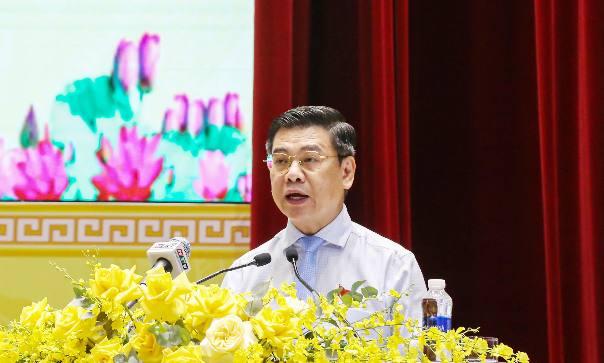 Phó Chủ tịch UBND TP. Hồ Chí Minh Nguyễn Văn Dũng báo cáo tại Kỳ họp. Ảnh: Văn Dũng