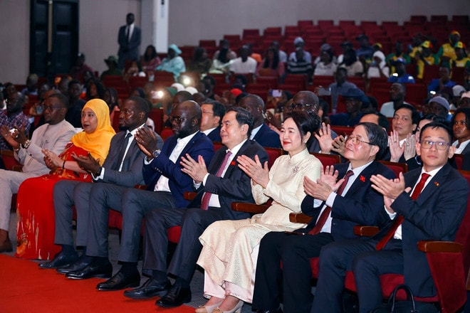 vna-potal-chu-tich-quoc-hoi-xem-trinh-dien-cua-cac-vo-sinh-lien-doan-vovinam-senegal-8167843.jpg