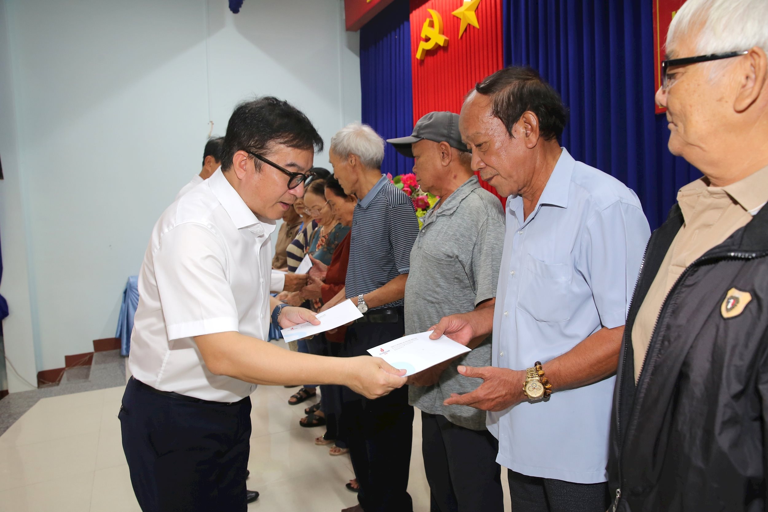 Ảnh 1- Tổng Giám đốc BSR Nguyễn Việt Thắng trao quà cho các thương bệnh binh tại phường Nghĩa Lộ, tỉnh Quảng Ngãi. Ảnh BSR