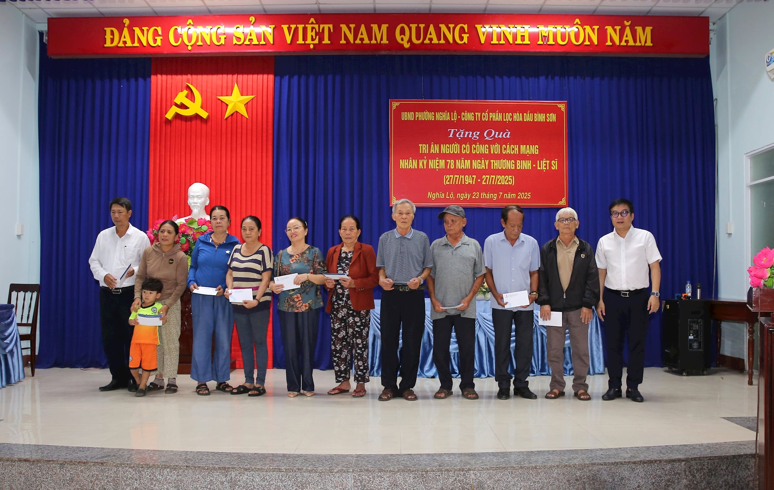 Ảnh 2-BSR trao quà tri ân nhân Kỷ niệm 78 năm Ngày Thương binh Liệt sĩ tại phường Nghĩa Lộ. Ảnh BSR
