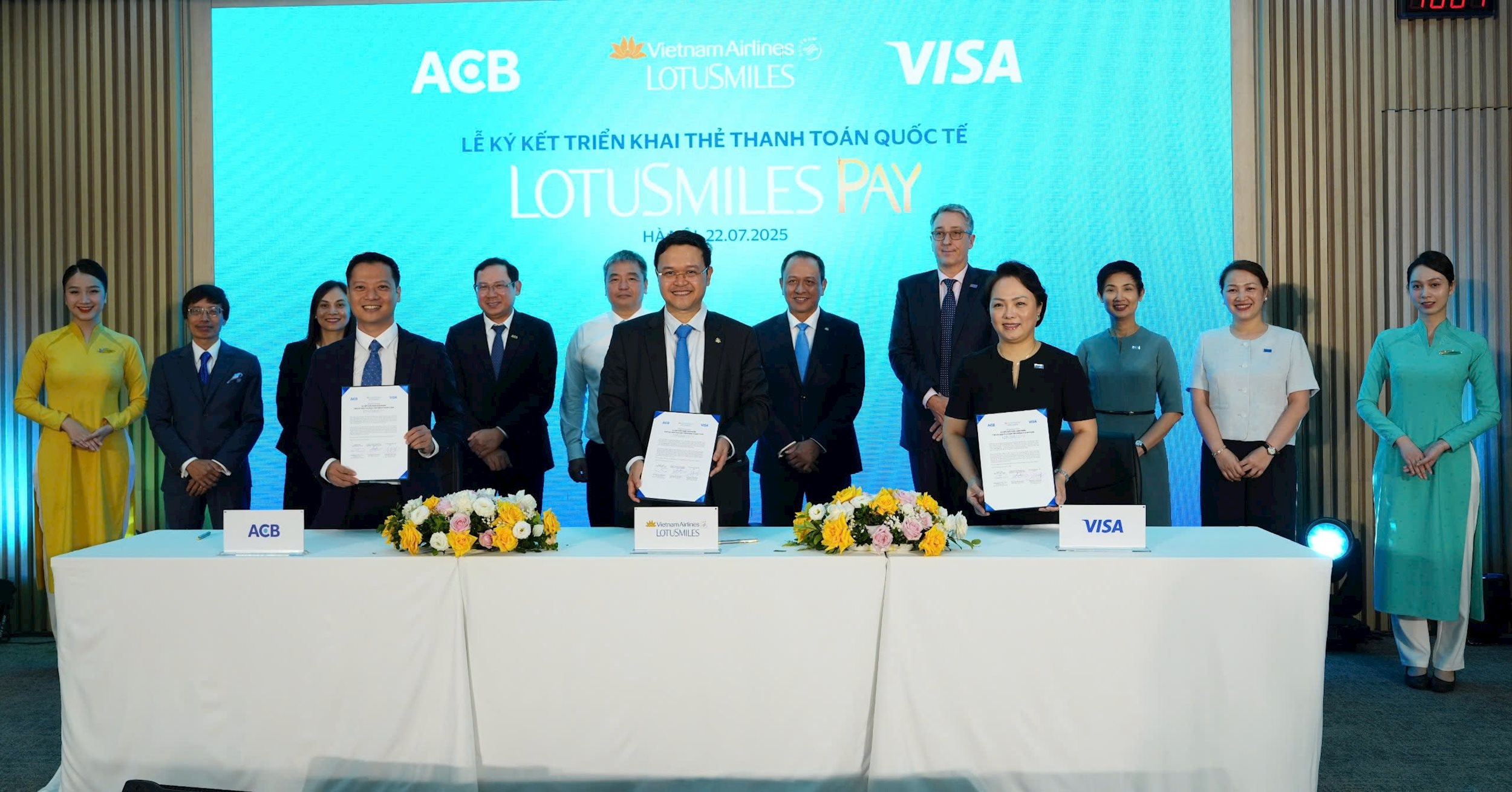 Ảnh 3. Vietnam Airlines hợp tác cùng ACB và Visa ra mắt thẻ hội viên tích hợp thanh toán Lotusmiles Pay. Ảnh VNA