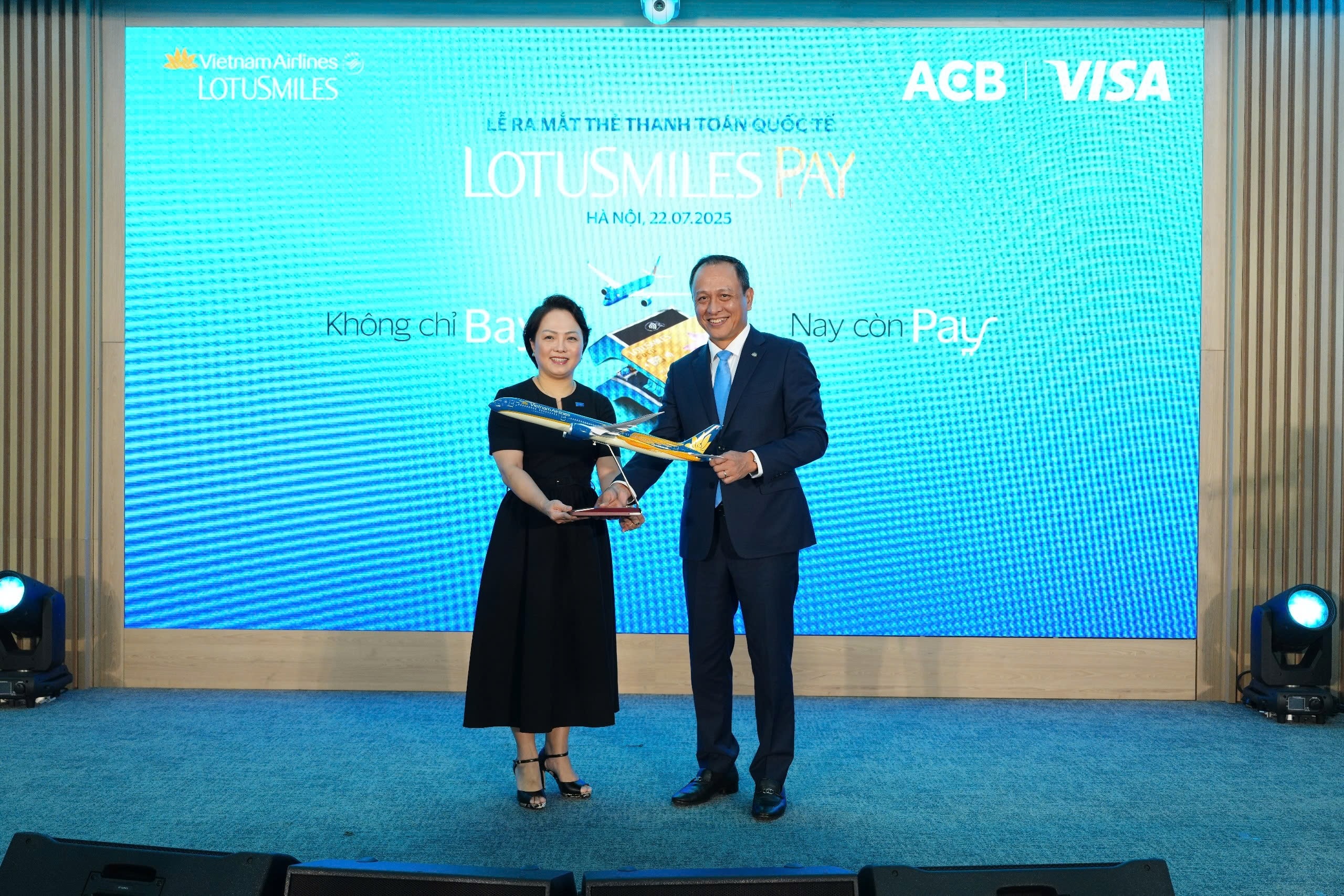 Ảnh 4. Tổng giám đốc Vietnam Airlines Lê Hồng Hà tặng quà lưu niệm cho bà Đặng Tuyết Dung, Giám đốc Visa Việt Nam và Lào. Ảnh VNA