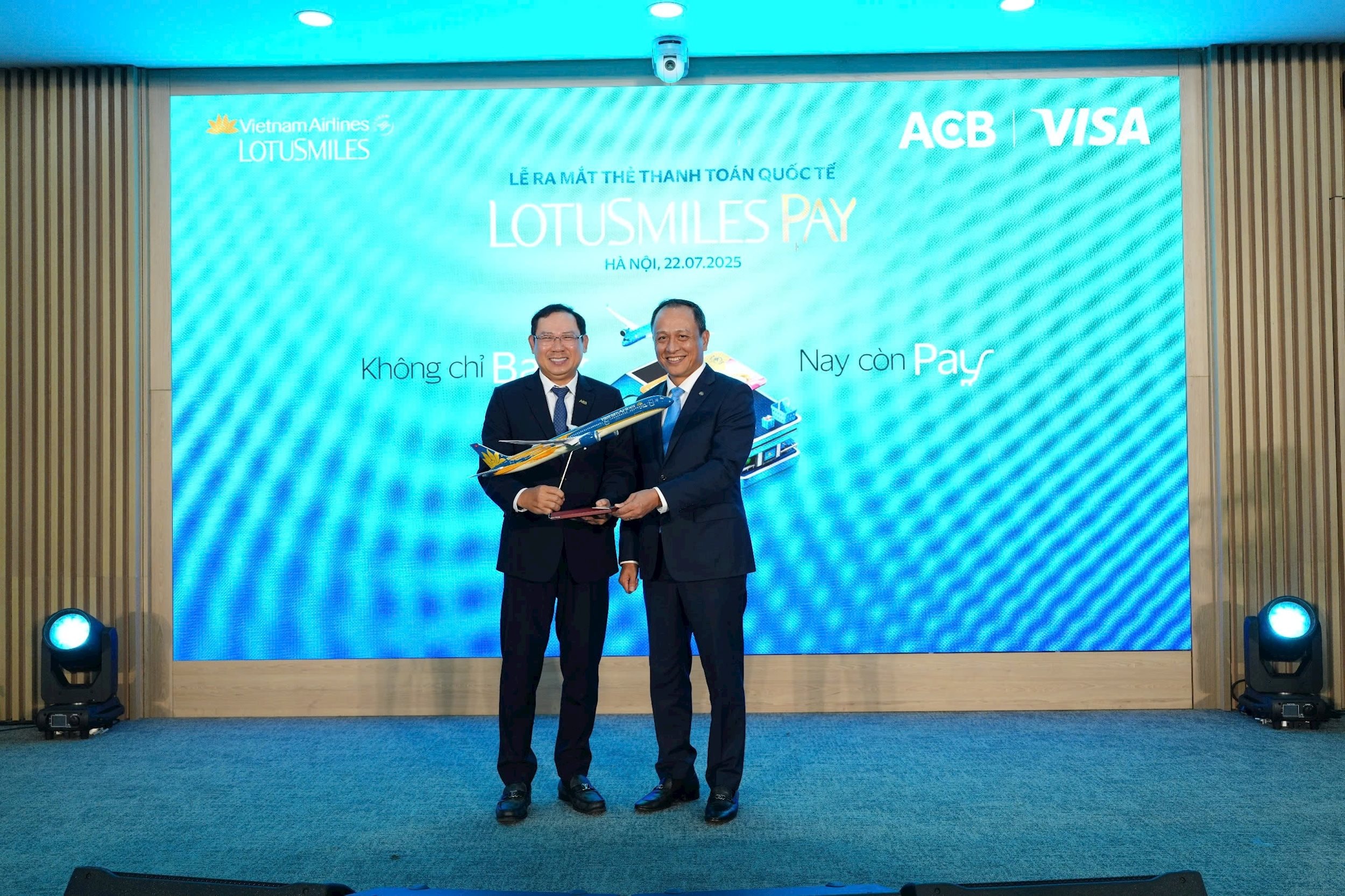 Ảnh 5. Tổng giám đốc Vietnam Airlines Lê Hồng Hà tặng quà lưu niệm cho ông Từ Tiến Phát, Tổng Giám đốc Ngân hàng TMCP Á Châu (ACB). Ảnh VNA