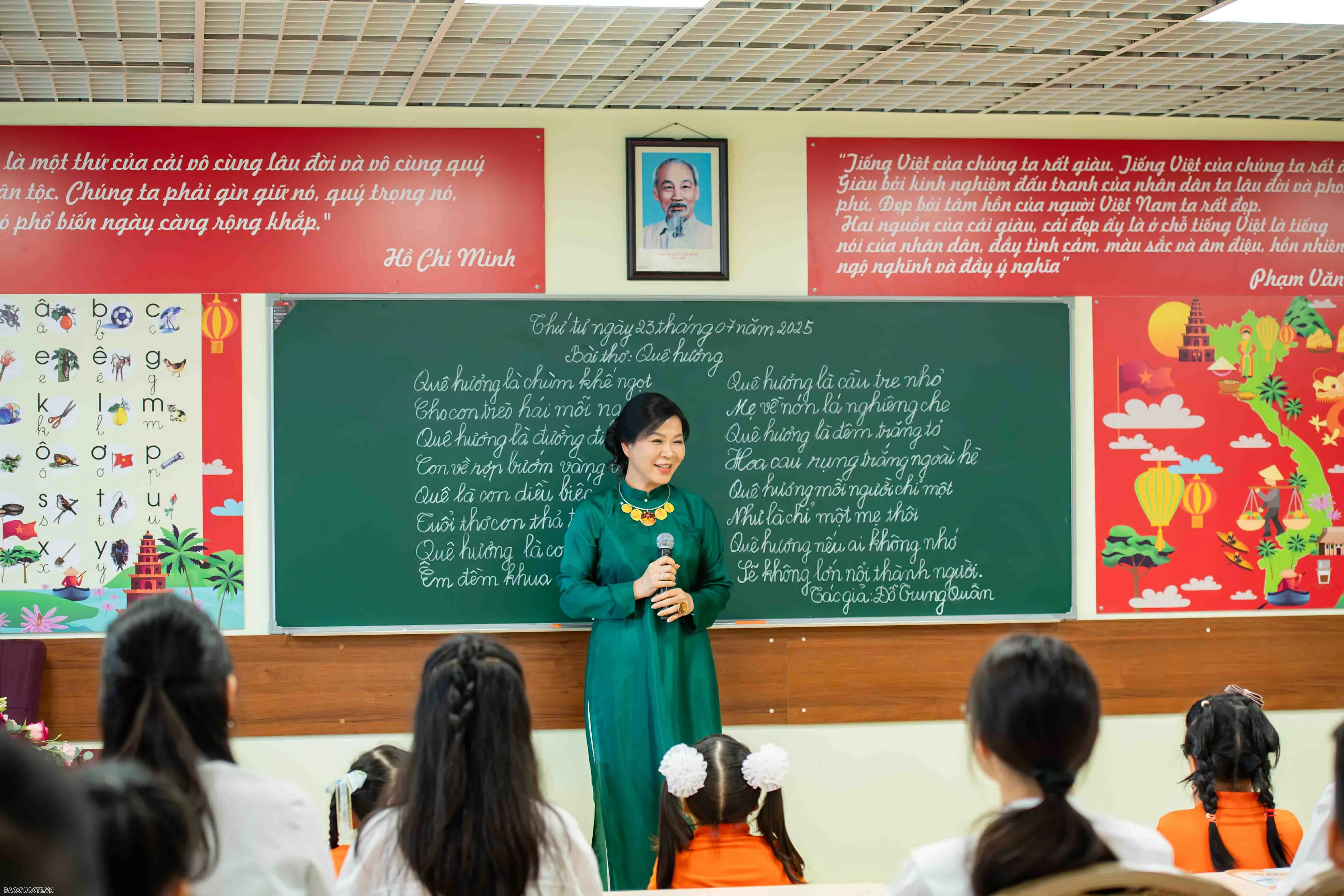 Phu nhân Tổng Bí thư Tô Lâm thăm lớp học tiếng Việt tại Nga