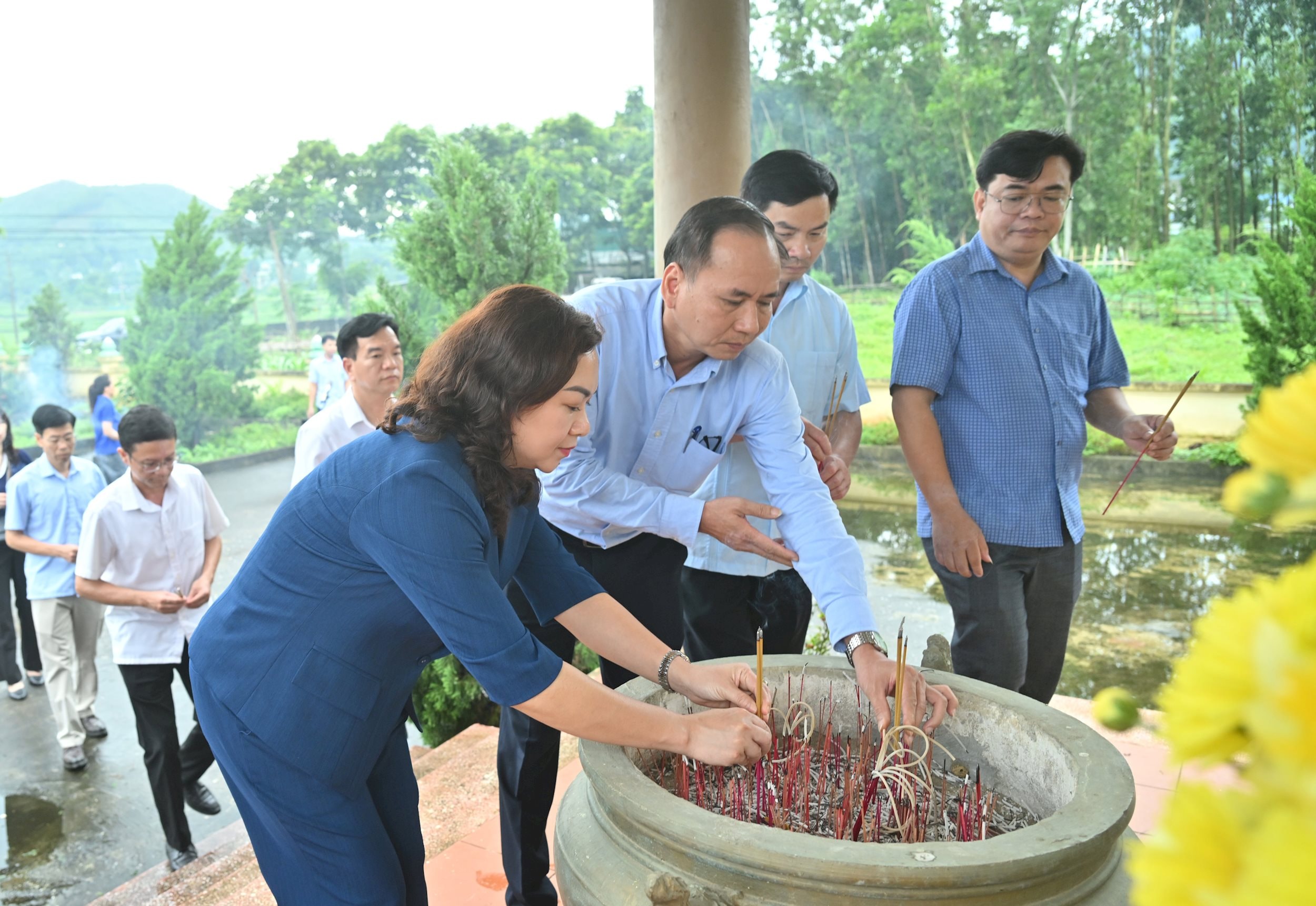 Chánh Văn phòng Đảng ủy Trịnh Ngọc Cường và Phó Trưởng đoàn ĐBQH tỉnh Phú Thọ Đặng Bích Ngọc dâng hương tưởng niệm các Anh hùng liệt sĩ