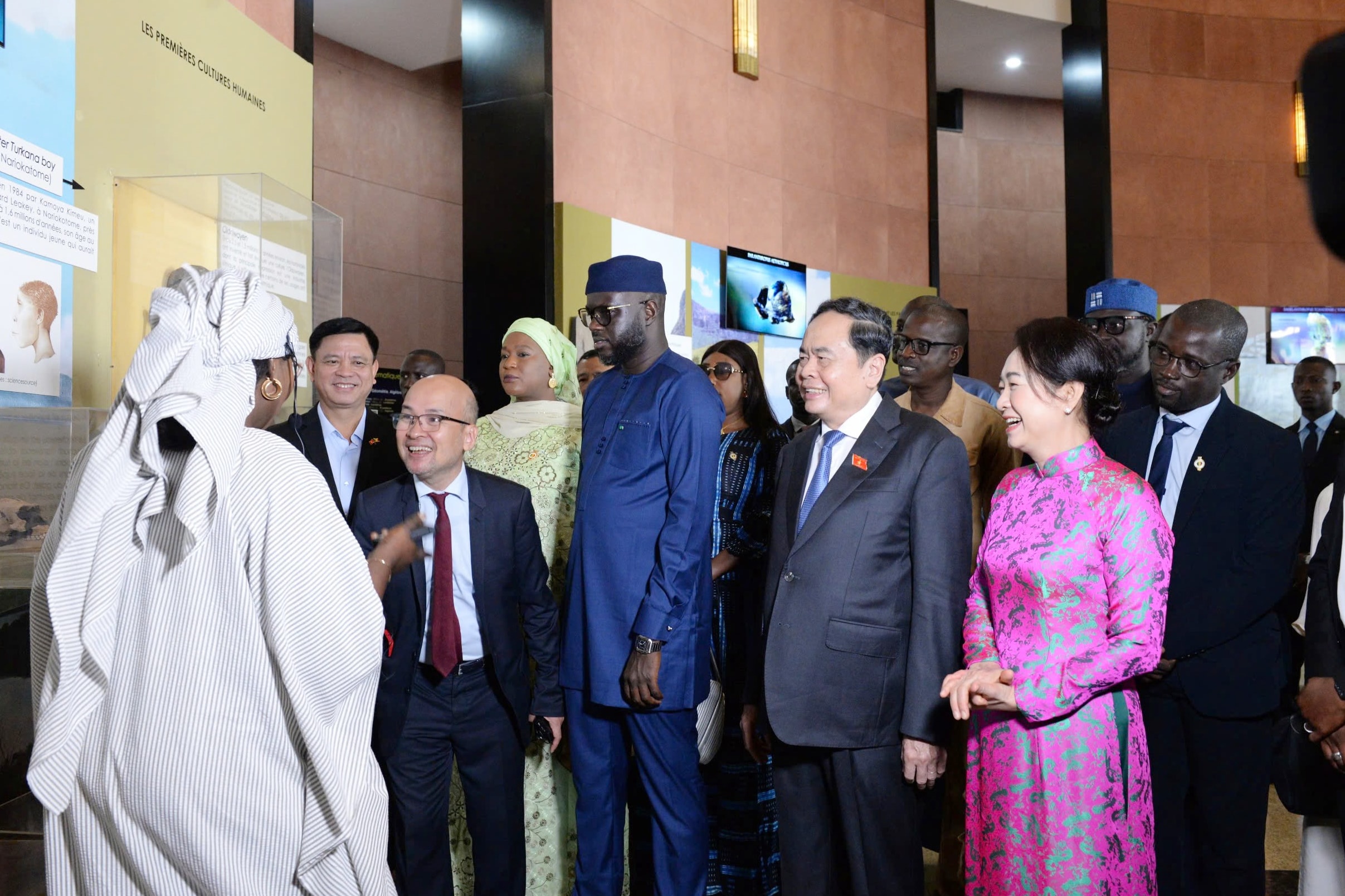 Chủ tịch Quốc hội Trần Thanh Mẫn và Phu nhân Nguyễn Thị Thanh Nga cùng Chủ tịch Quốc hội Senegal El Malick Ndiaye thăm Bảo tàng Văn minh châu Phi tại Thủ đô Dakar