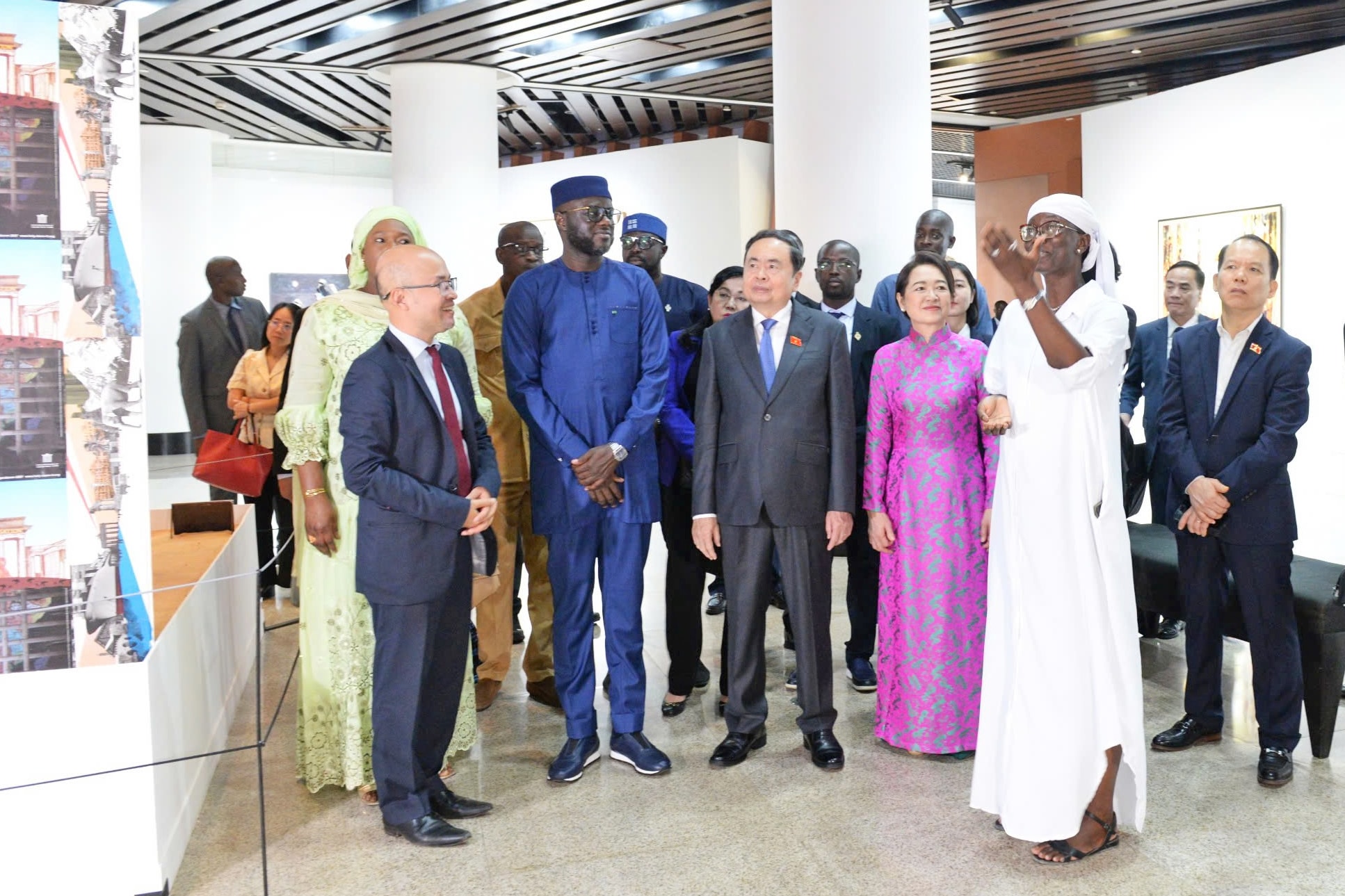Chủ tịch Quốc hội Trần Thanh Mẫn và Phu nhân Nguyễn Thị Thanh Nga cùng Chủ tịch Quốc hội Senegal El Malick Ndiaye thăm Bảo tàng Văn minh châu Phi tại Thủ đô Dakar