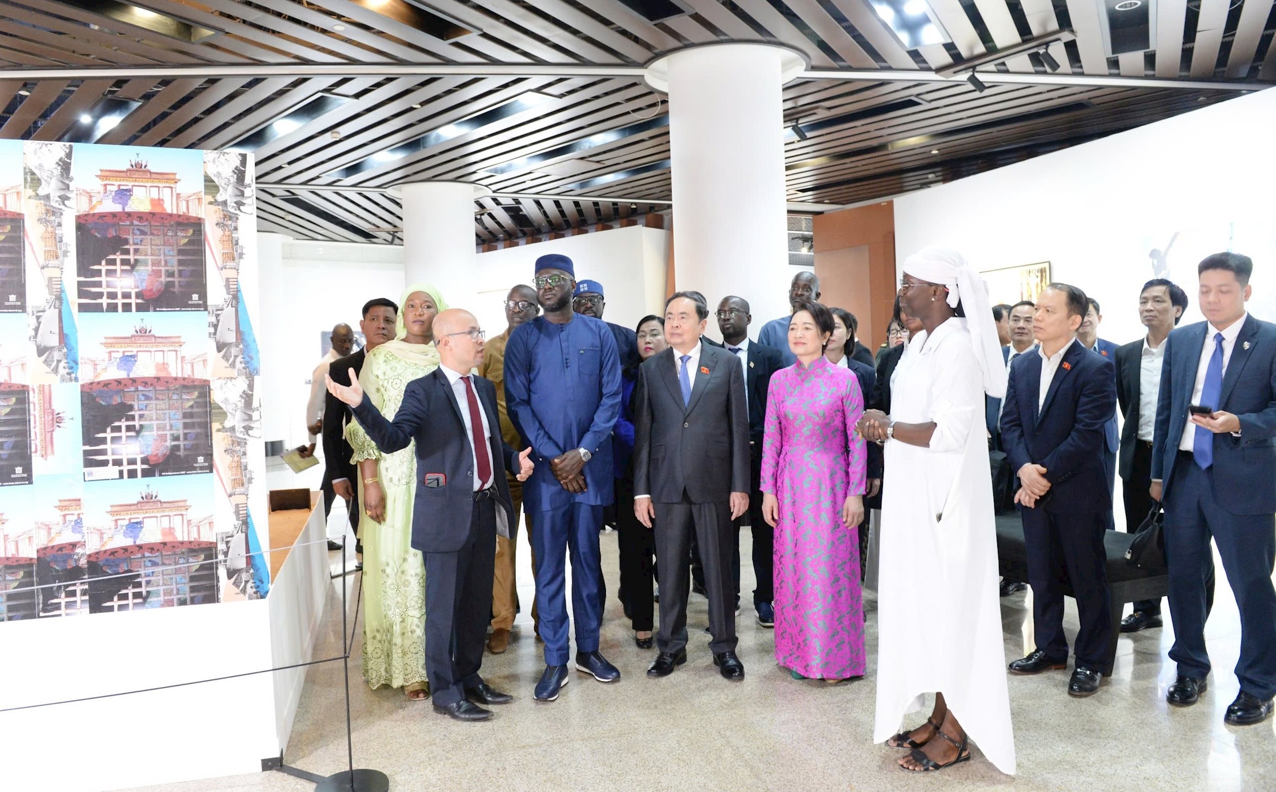 Chủ tịch Quốc hội Trần Thanh Mẫn và Phu nhân Nguyễn Thị Thanh Nga cùng Chủ tịch Quốc hội Senegal El Malick Ndiaye thăm Bảo tàng Văn minh châu Phi tại Thủ đô Dakar
