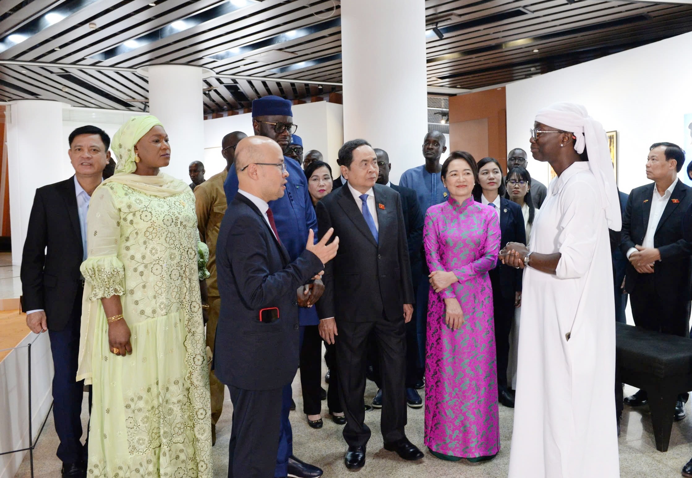 Chủ tịch Quốc hội Trần Thanh Mẫn và Phu nhân Nguyễn Thị Thanh Nga cùng Chủ tịch Quốc hội Senegal El Malick Ndiaye thăm Bảo tàng Văn minh châu Phi tại Thủ đô Dakar