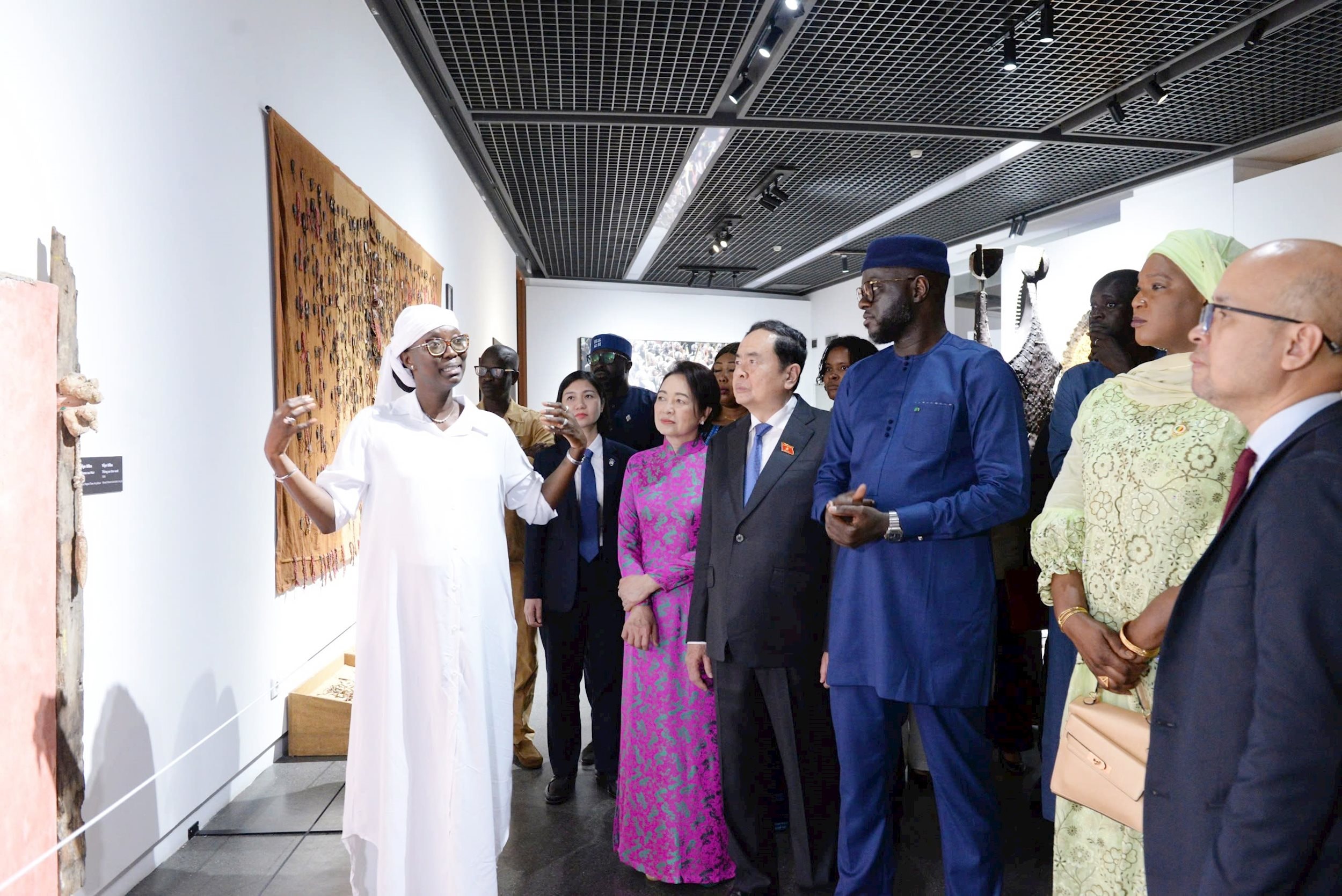 Chủ tịch Quốc hội Trần Thanh Mẫn và Phu nhân Nguyễn Thị Thanh Nga cùng Chủ tịch Quốc hội Senegal El Malick Ndiaye thăm Bảo tàng Văn minh châu Phi tại Thủ đô Dakar