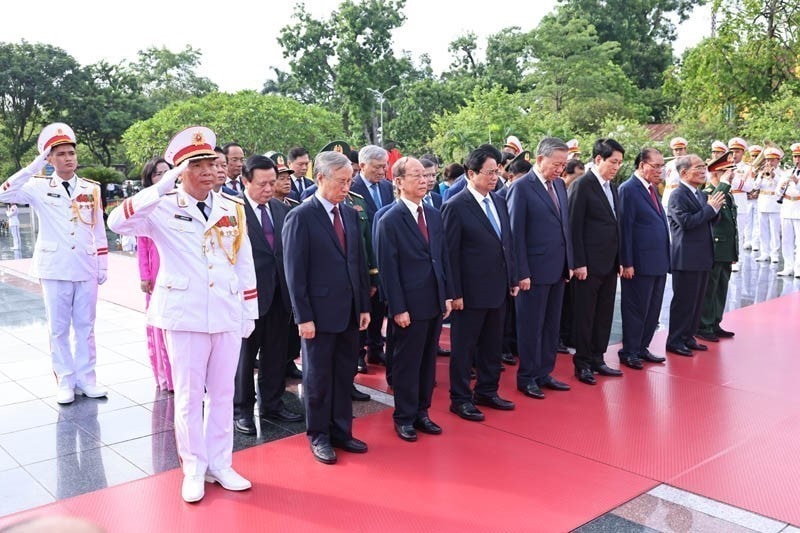 Party and State leaders commemorate war heroes and martyrs at the monument on Bac Son street on July 24, 2025. (Photo: VNA) 