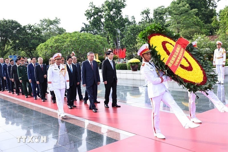 Các lãnh đạo, nguyên lãnh đạo Đảng, Nhà nước đặt vòng hoa tại Đài tưởng niệm các Anh hùng liệt sỹ trên đường Bắc Sơn (Ba Đình, Hà Nội). (Ảnh: Minh Đức/TTXVN)