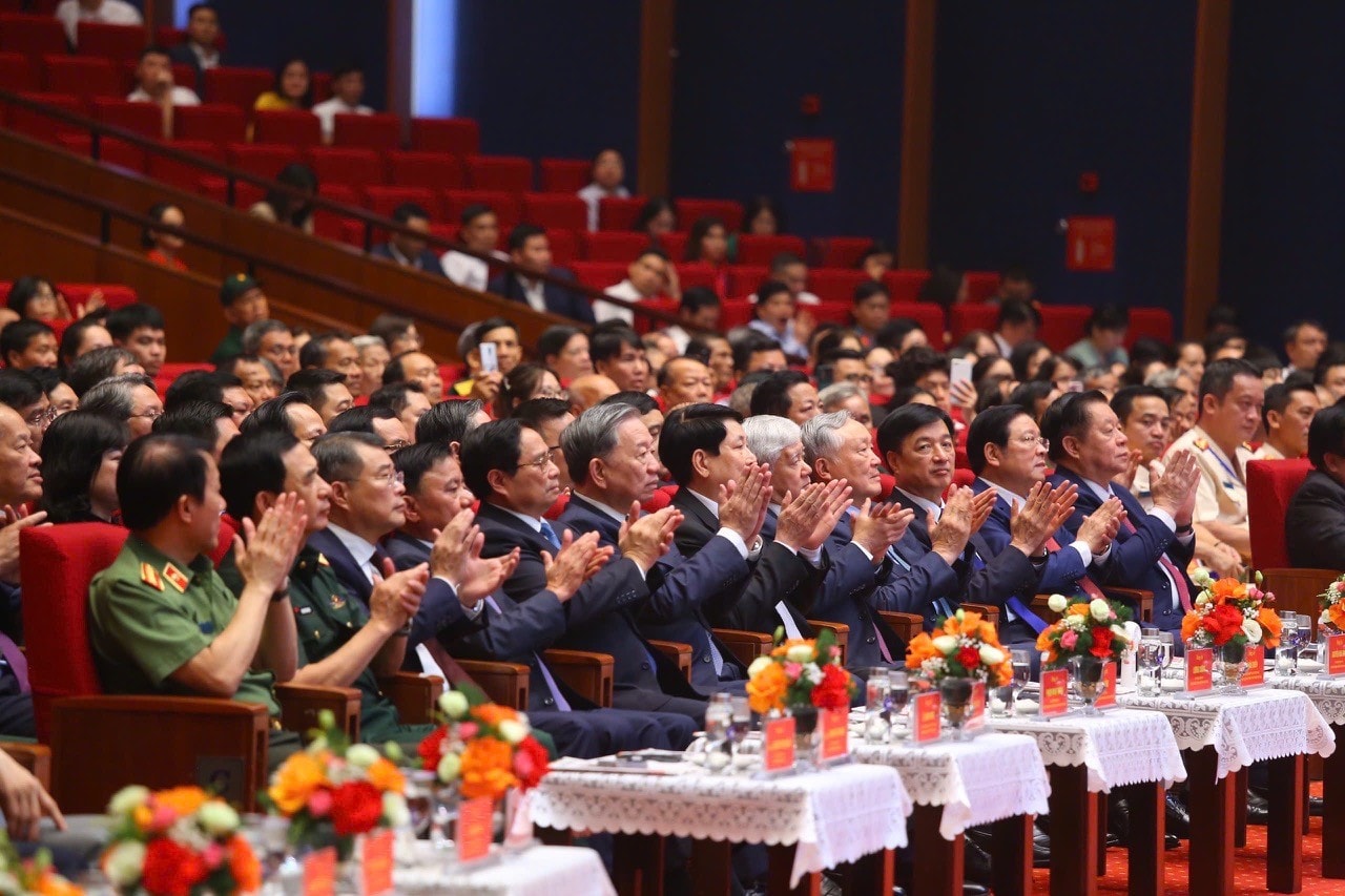 Tổng Bí thư Tô Lâm, Chủ tịch nước Lương Cường, Thủ tướng Phạm Minh Chính cùng các lãnh đạo Đảng, Nhà nước, các bộ, ban, ngành dự chương trình tri ân người có công dịp 27/7/2025. (Ảnh: Bộ Nội vụ) nguoi-co-cong-dai-bieu.jpg
