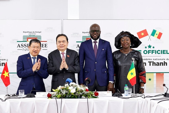 Chairman of the Vietnamese NA Tran Thanh Man and President of the Senegalese NA Malick Ndiaye at the announcement ceremony of the countries' parliamentary friendship groups. Vu Hai Ha (first, left), Deputy Secretary of the Vietnamese NA's Party Committee, serves as Chairman of the Vietnam – Senegal Parliamentary Friendship Group, while Ramatoulaye Bodian (first, right), Vice President of the Senegalese NA, serves as head of the Senegal – Vietnam one. (Photo: VNA) tp.jpg