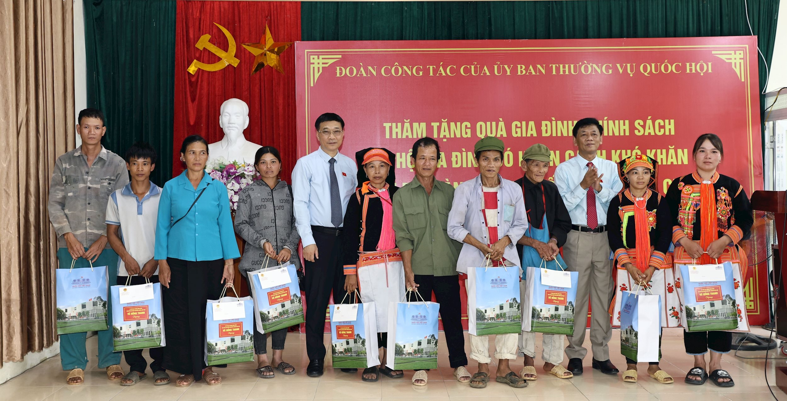 Phó Chủ tịch Quốc hội Vũ Hồng Thanh thăm hỏi, tặng quà các gia đình chính sách, người có công trên địa bàn xã Sin Suối Hồ, tỉnh Lai Châu (1)