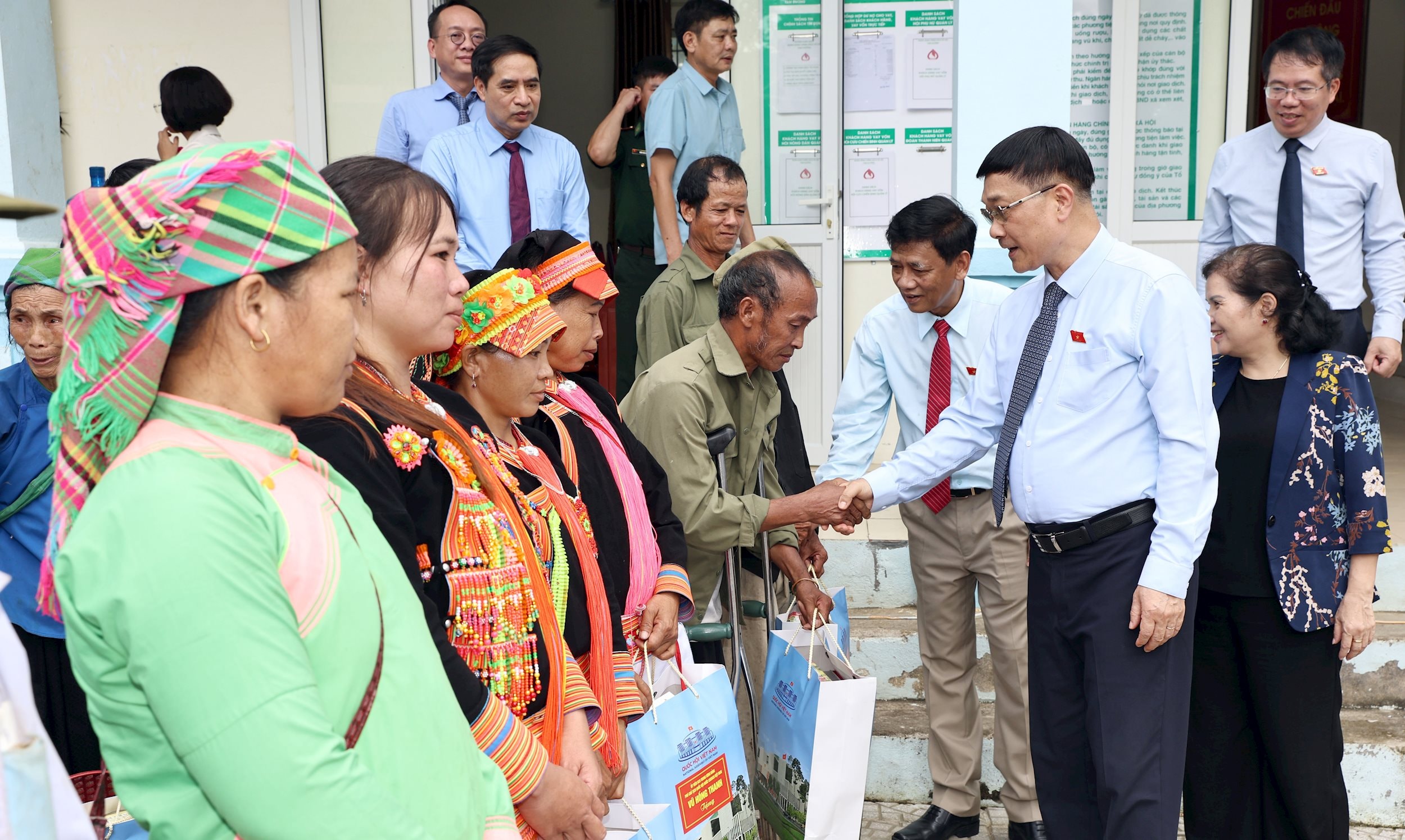 Phó Chủ tịch Quốc hội Vũ Hồng Thanh thăm hỏi, tặng quà các gia đình chính sách, người có công trên địa bàn xã Sin Suối Hồ, tỉnh Lai Châu (2)