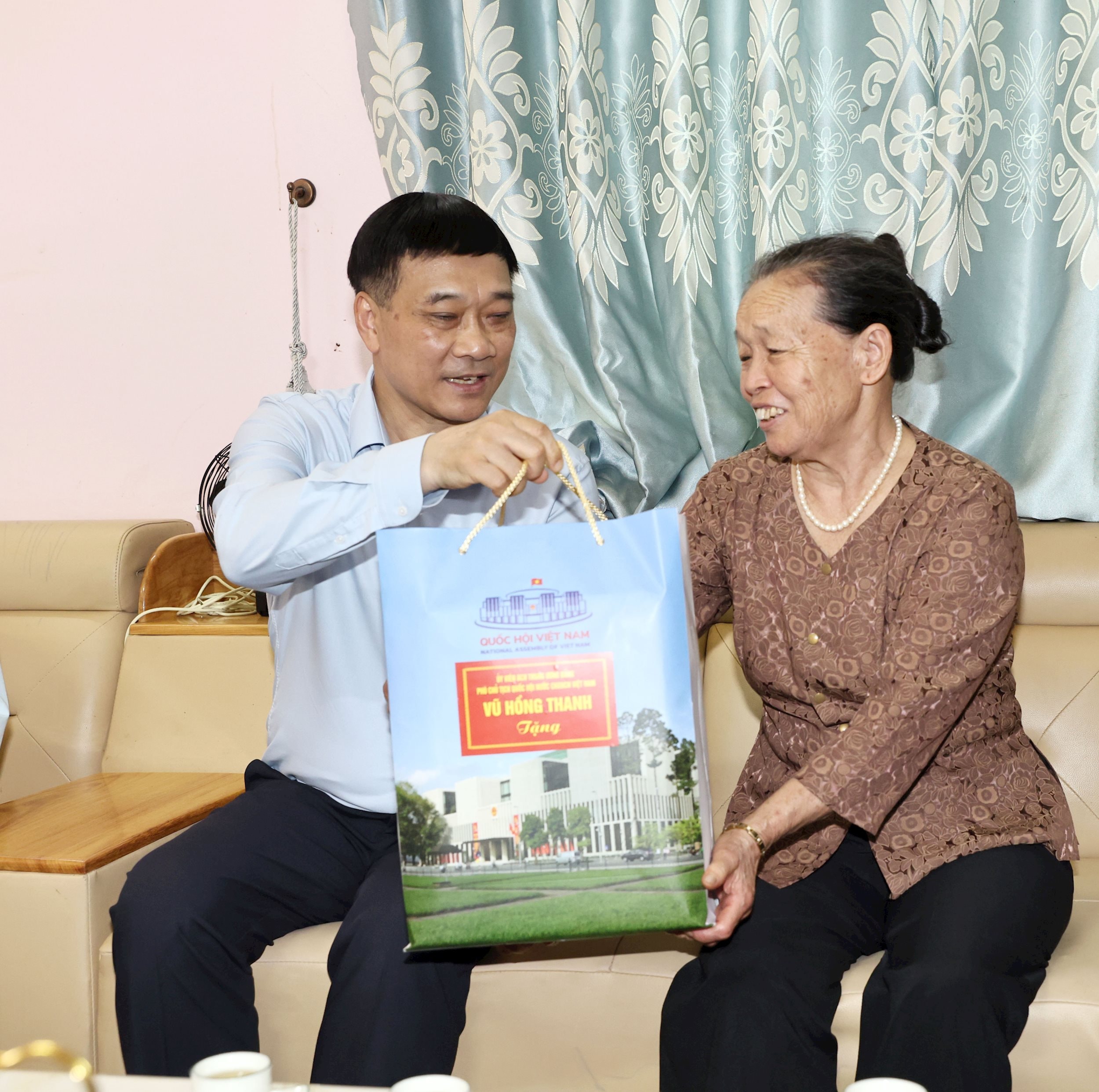 Phó Chủ tịch Quốc hội Vũ Hồng Thanh và Đoàn công tác đã đến thăm, tặng quà gia đình bà Phạm Thị Nga, thương binh 24% tại xã Sin Suối Hồ, tỉnh Lai Châu