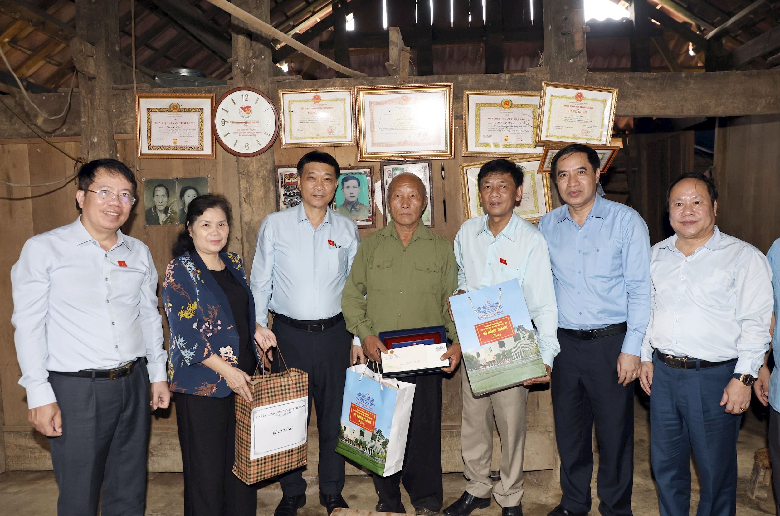 Phó Chủ tịch Quốc hội Vũ Hồng Thanh và Đoàn công tác đã đến thăm, tặng quà gia đình ông Má A Cha, bệnh binh 70% tại phường Tân Phong, tỉnh Lai Châu