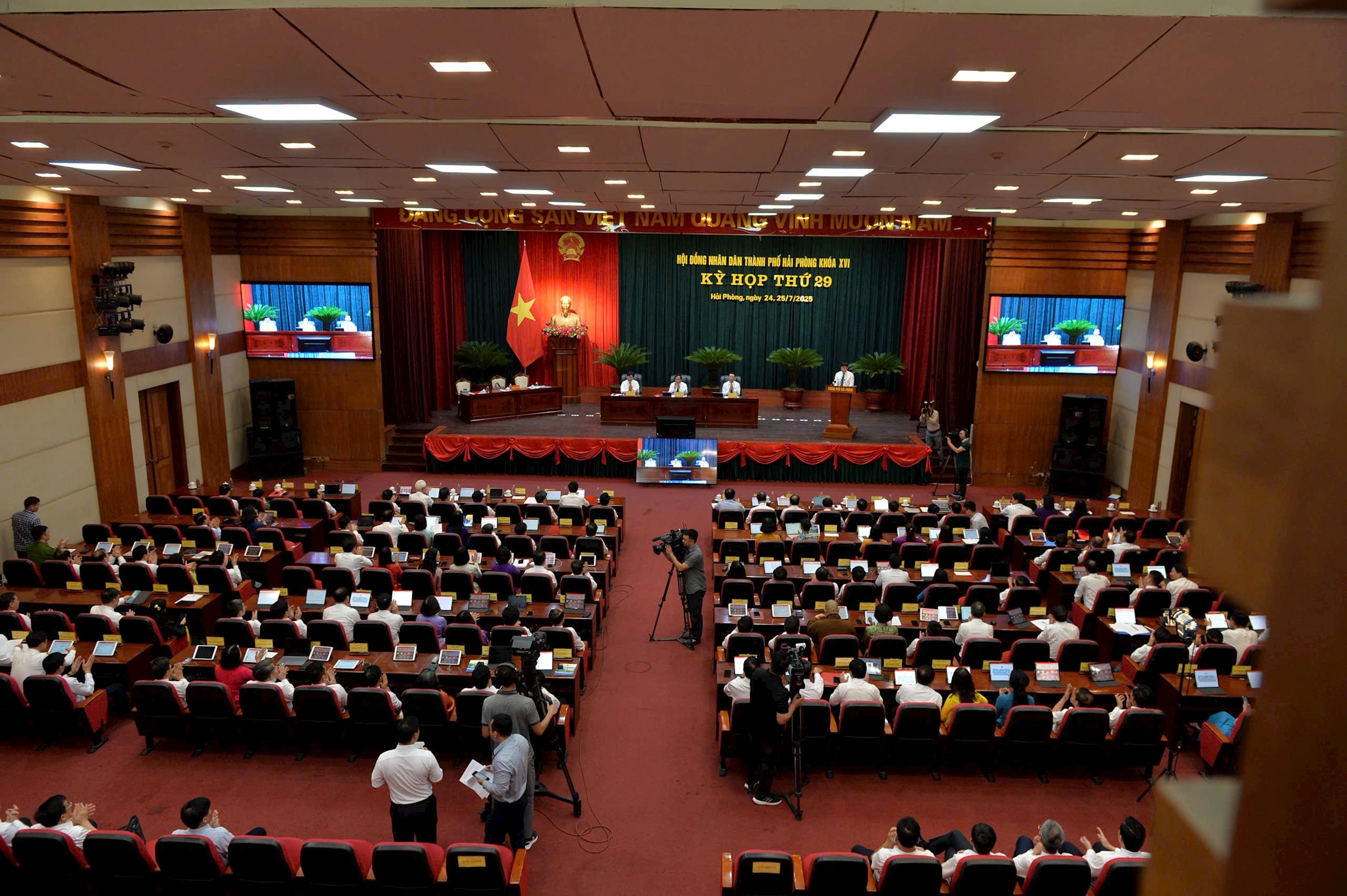 Toàn cảnh kỳ họp