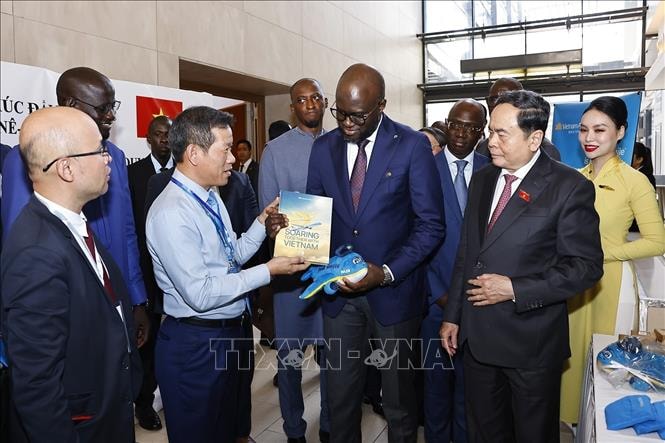 Chủ tịch Quốc hội Trần Thanh Mẫn và Chủ tịch Quốc hội Senegal Malick Ndiaye tham quan gian hàng của Vietnam Airlines. Ảnh: Doãn Tấn - TTXVN