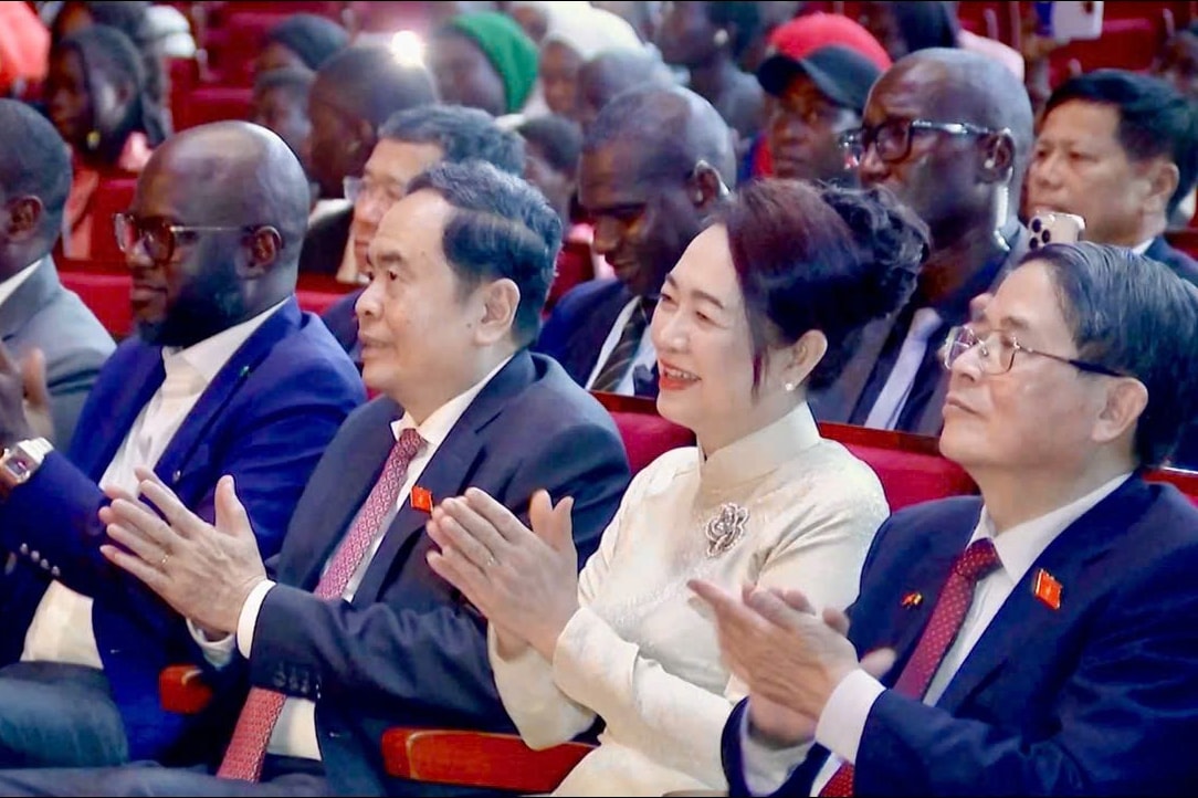 Chủ tịch Quốc hội Trần Thanh Mẫn và Phu nhân Nguyễn Thị Thanh Nga; Phó Chủ tịch Quốc hội Nguyễn Đức Hải và các đại biểu xem các màn biểu diễn võ thuật do võ sinh Liên đoàn Vovinam Senegal biểu diễn