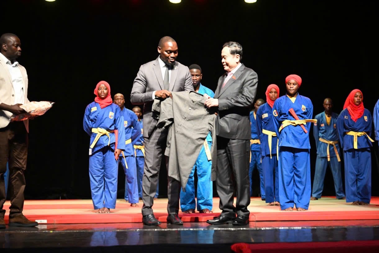 Chủ tịch Liên đoàn Vovinam Senegal Dr Diomaye Dieng trao quà lưu niệm tặng Chủ tịch Quốc hội Trần Thanh Mẫn