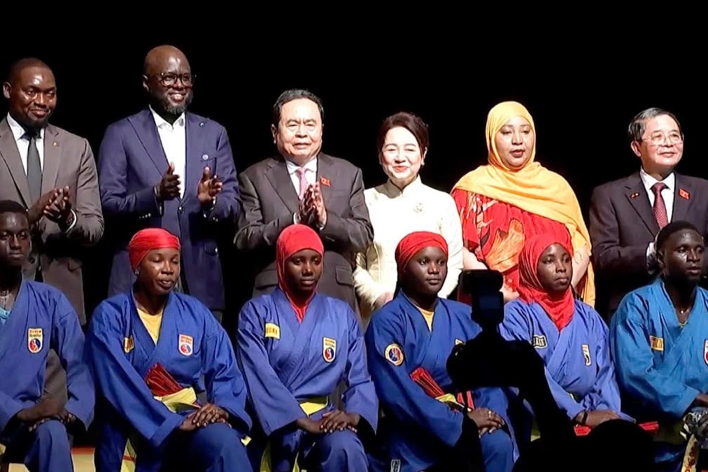 Chủ tịch Quốc hội Trần Thanh Mẫn và Phu nhân Nguyễn Thị Thanh Nga cùng Chủ tịch Quốc hội Senegal Malick Ndiaye; Phó Chủ tịch Quốc hội Nguyễn Đức Hải chụp ảnh lưu niệm với võ sinh Liên đoàn Vovinam Senegal