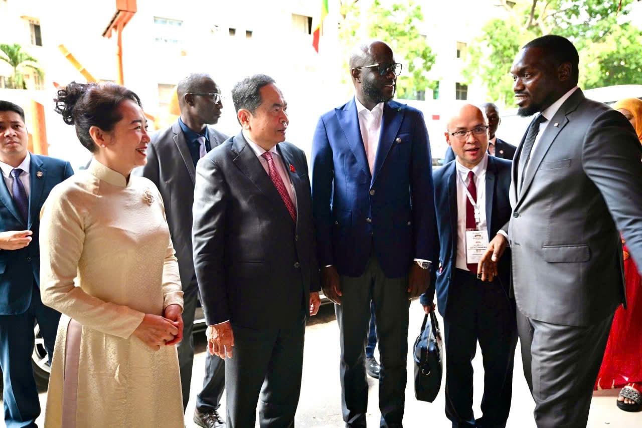 Chủ tịch Quốc hội Trần Thanh Mẫn và Phu nhân Nguyễn Thị Thanh Nga cùng Chủ tịch Quốc hội Senegal Malick Ndiaye, các thành viên Đoàn đại biểu cấp cao Việt Nam tới thăm Câu lạc bộ Vovinam và xem các màn biểu diễn võ thuật do võ sinh Liên đoàn Vovinam Senegal biểu diễn