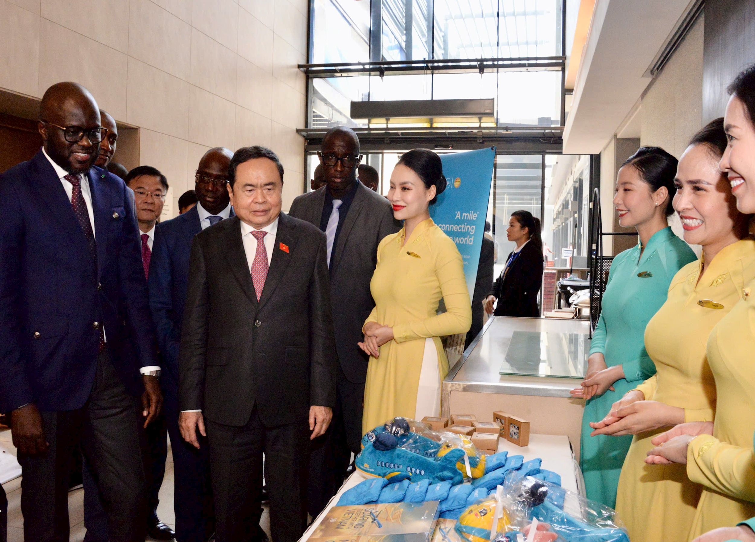 Chủ tịch Quốc hội Trần Thanh Mẫn và Chủ tịch Quốc hội Senegal Malick Ndiaye tham quan gian hàng của Vietnam Airlines