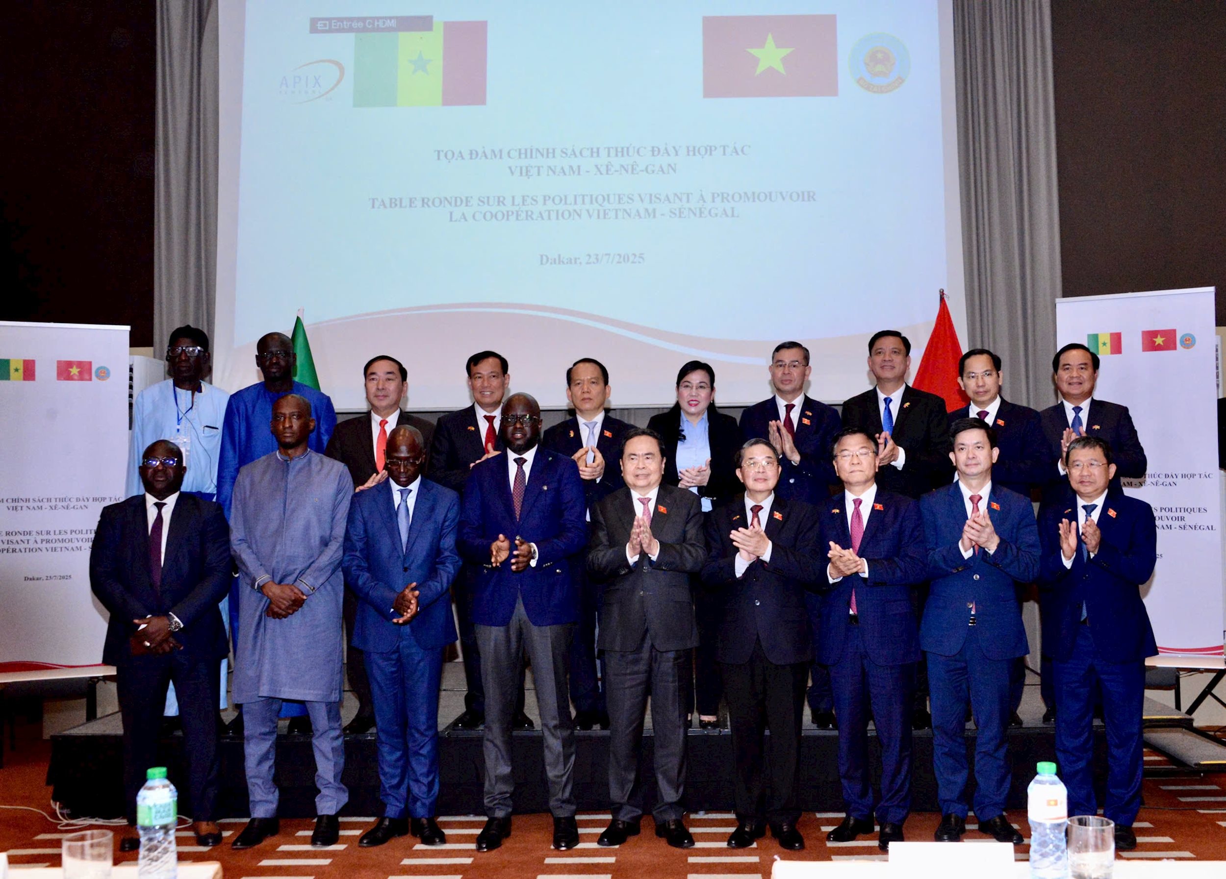 Chủ tịch Quốc hội Trần Thanh Mẫn và Chủ tịch Quốc hội Senegal Malick Ndiaye với đại biểu dự Tọa đàm chính sách thúc đẩy hợp tác Việt Nam - Senegal