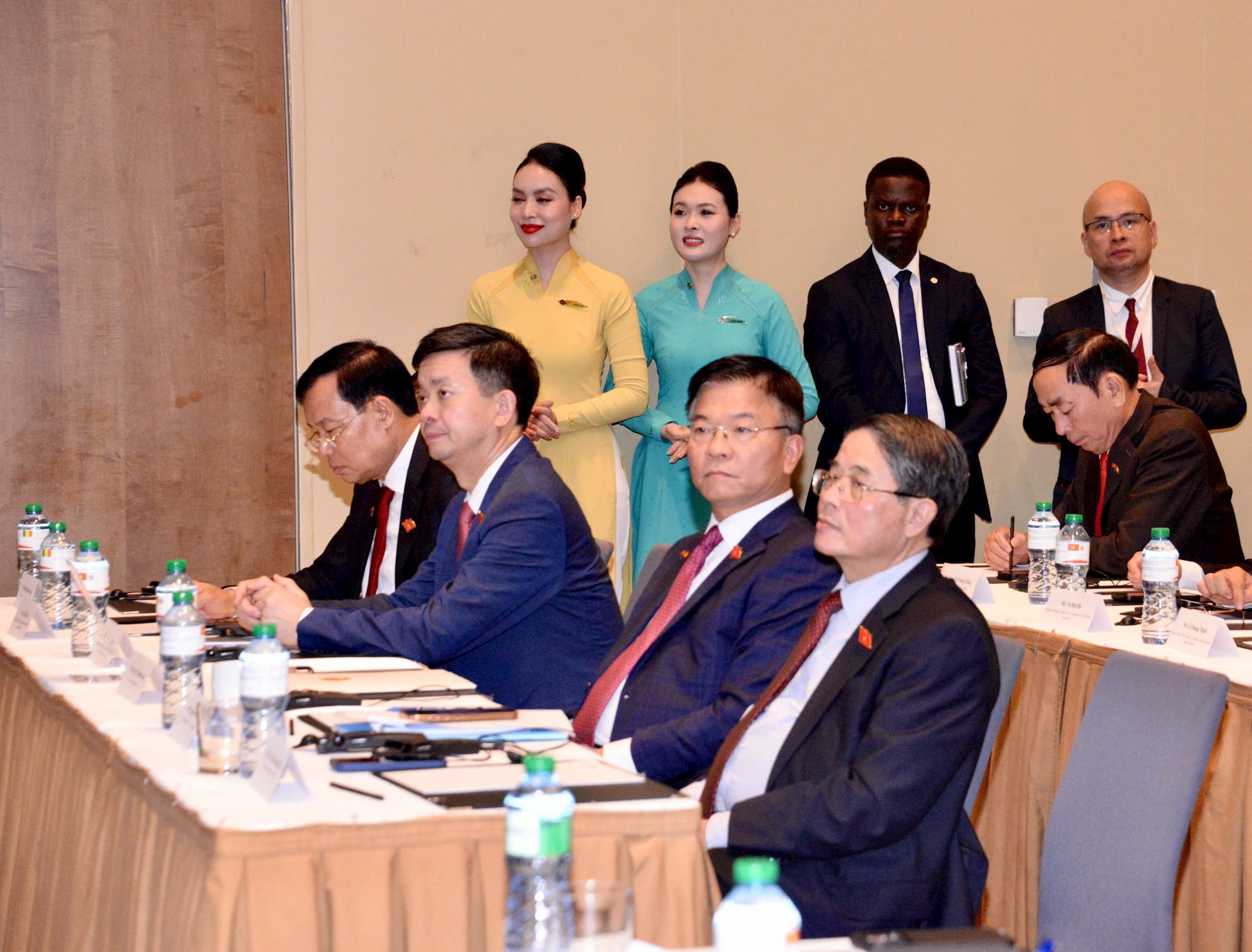 Phó Chủ tịch Quốc hội Nguyễn Đức Hải; Phó Thủ tướng Chính phủ Lê Thành Long; Tổng Thư ký Quốc hội, Chủ nhiệm Văn phòng Quốc hội Lê Quang Tùng; Chủ nhiệm Ủy ban Quốc phòng, An ninh và Đối ngoại, Thượng tướng Lê Tấn Tới cùng các đại biểu dự Tọa đàm chính sách thúc đẩy hợp tác Việt Nam - Senegal