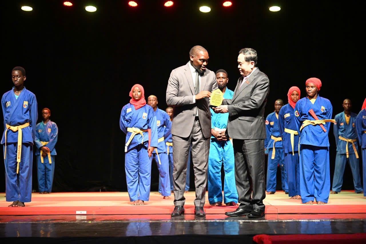 Chủ tịch Liên đoàn Vovinam Senegal Dr Diomaye Dieng trao quà lưu niệm tặng Chủ tịch Quốc hội Trần Thanh Mẫn