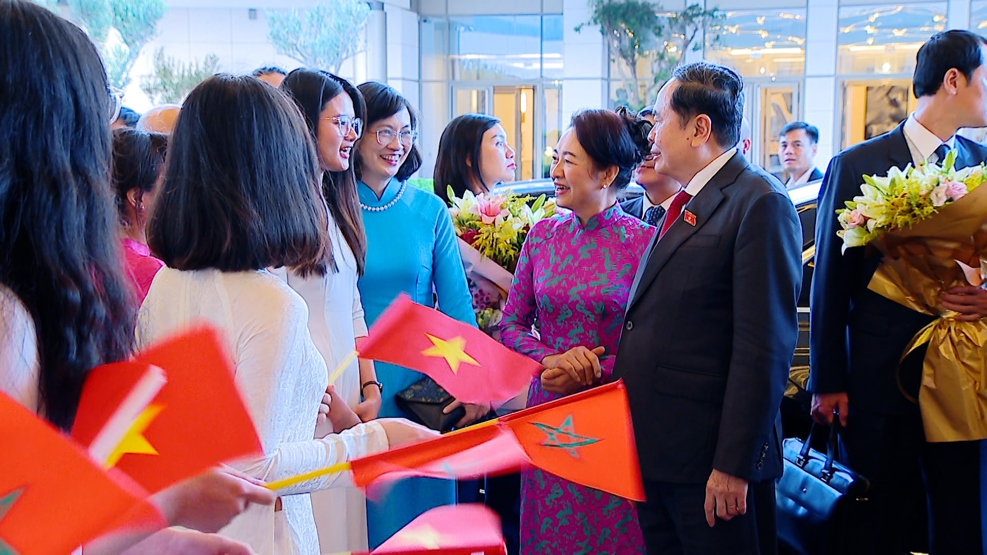 Cán bộ, nhân viên Đại sứ quán Việt Nam tại Maroc cùng bà con người Việt Nam đón Chủ tịch Quốc hội Trần Thanh Mẫn và Phu nhân. Ảnh: Đức Thuận