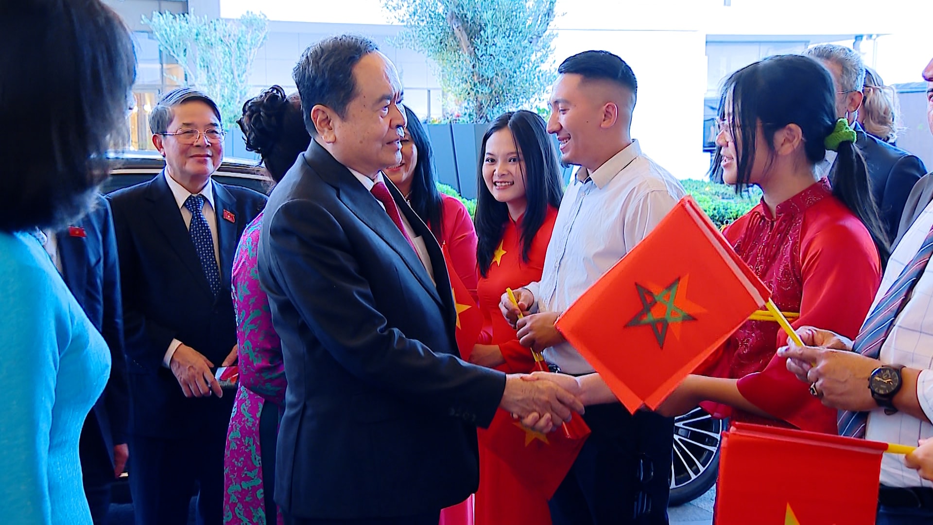 Cán bộ, nhân viên Đại sứ quán Việt Nam tại Maroc cùng bà con người Việt Nam đón Chủ tịch Quốc hội Trần Thanh Mẫn và Phu nhân. Ảnh: Đức Thuận