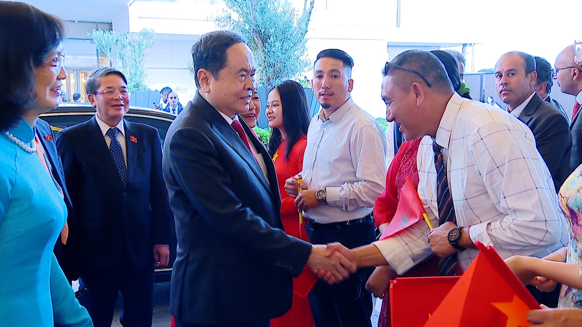 Cán bộ, nhân viên Đại sứ quán Việt Nam tại Maroc cùng bà con người Việt Nam đón Chủ tịch Quốc hội Trần Thanh Mẫn và Phu nhân. Ảnh: Đức Thuận
