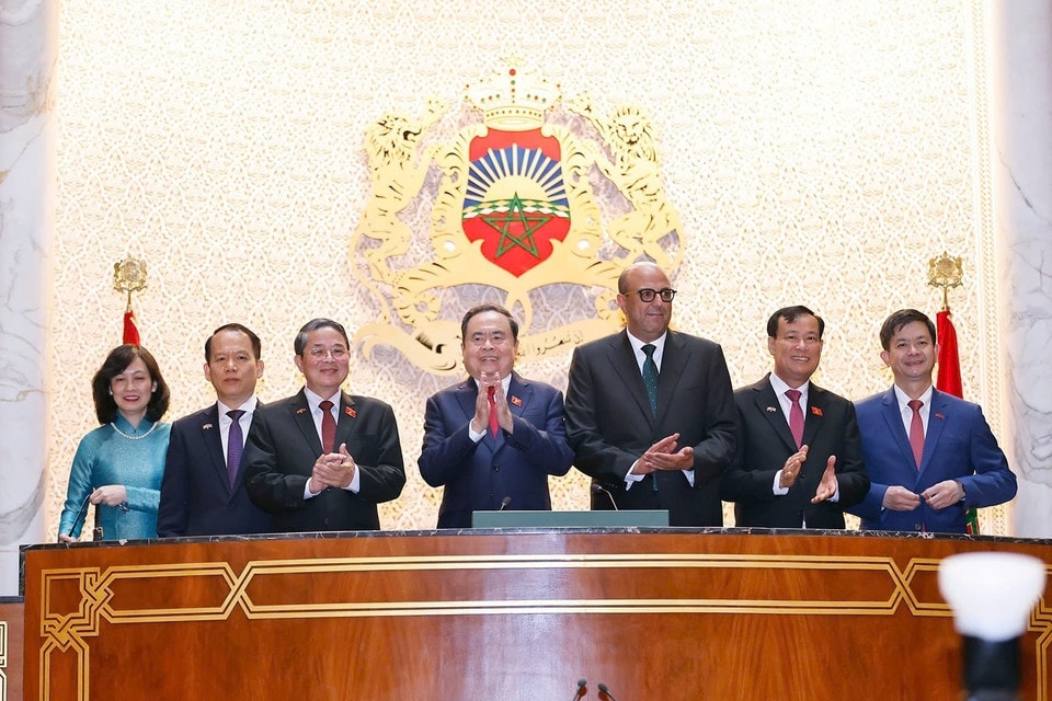 Chairman of the National Assembly Tran Thanh Man and President of the Moroccan House of Councillors Mohamed Ould Errachid tour the Senate chamber. (Photo: VNA)