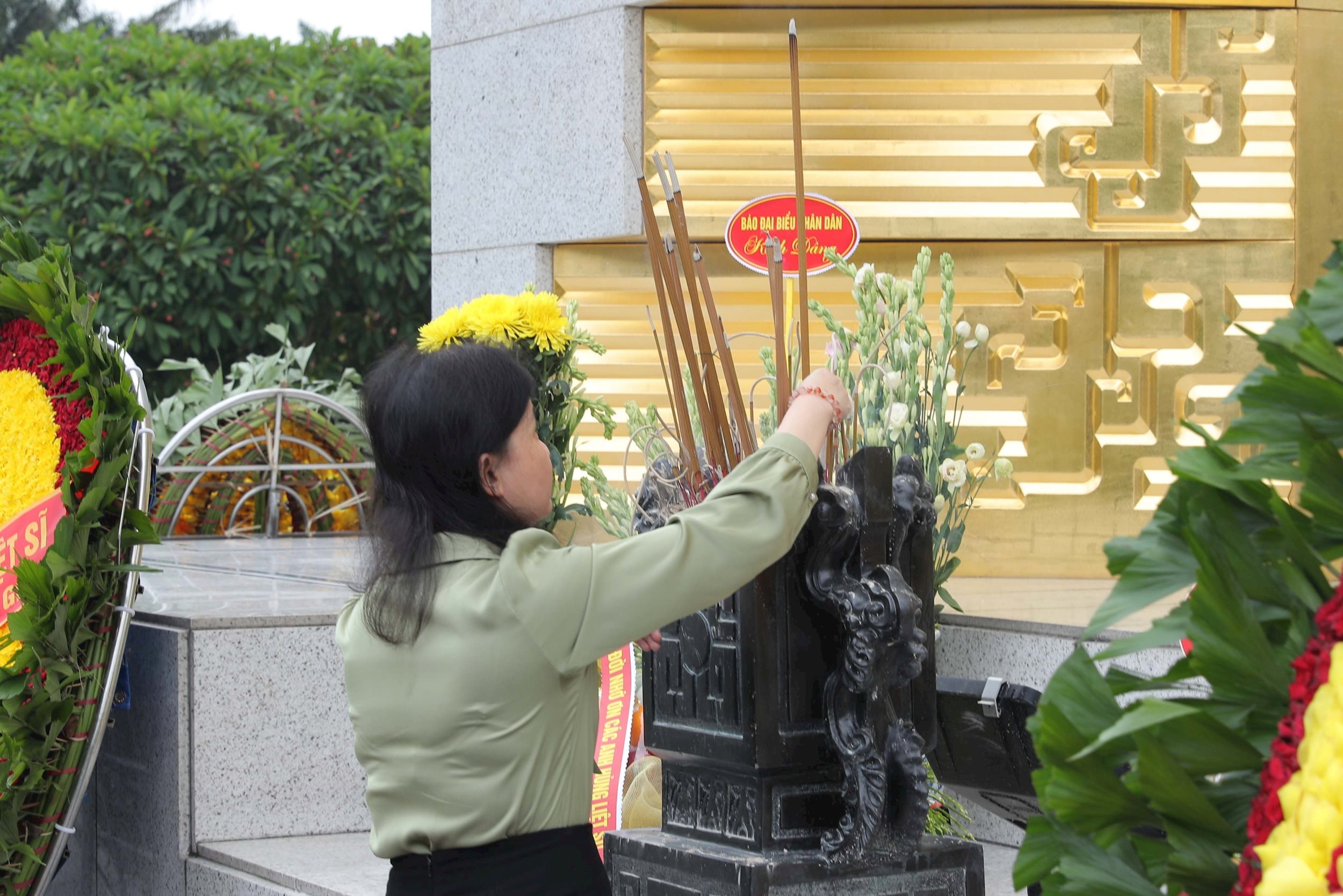 Các đại biểu dâng hương