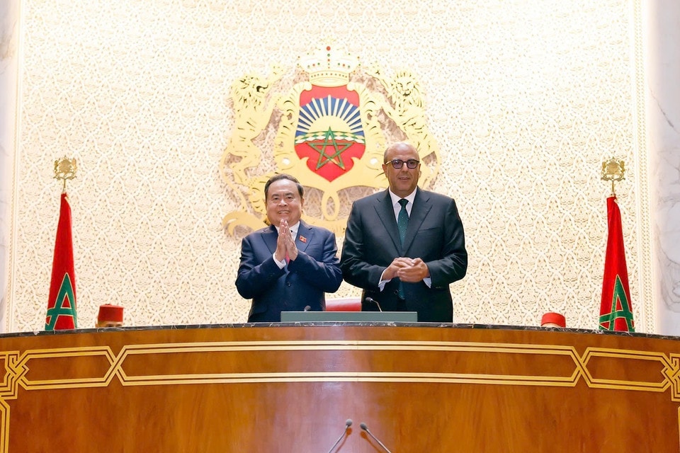 Chairman of the National Assembly Tran Thanh Man and President of the Moroccan House of Councillors Mohamed Ould Errachid tour the Senate chamber. (Photo: VNA)