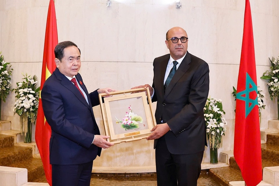 Chairman of the National Assembly Tran Thanh Man presents a souvenir to President of the Moroccan House of Councillors Mohamed Ould Errachid. (Photo: VNA)