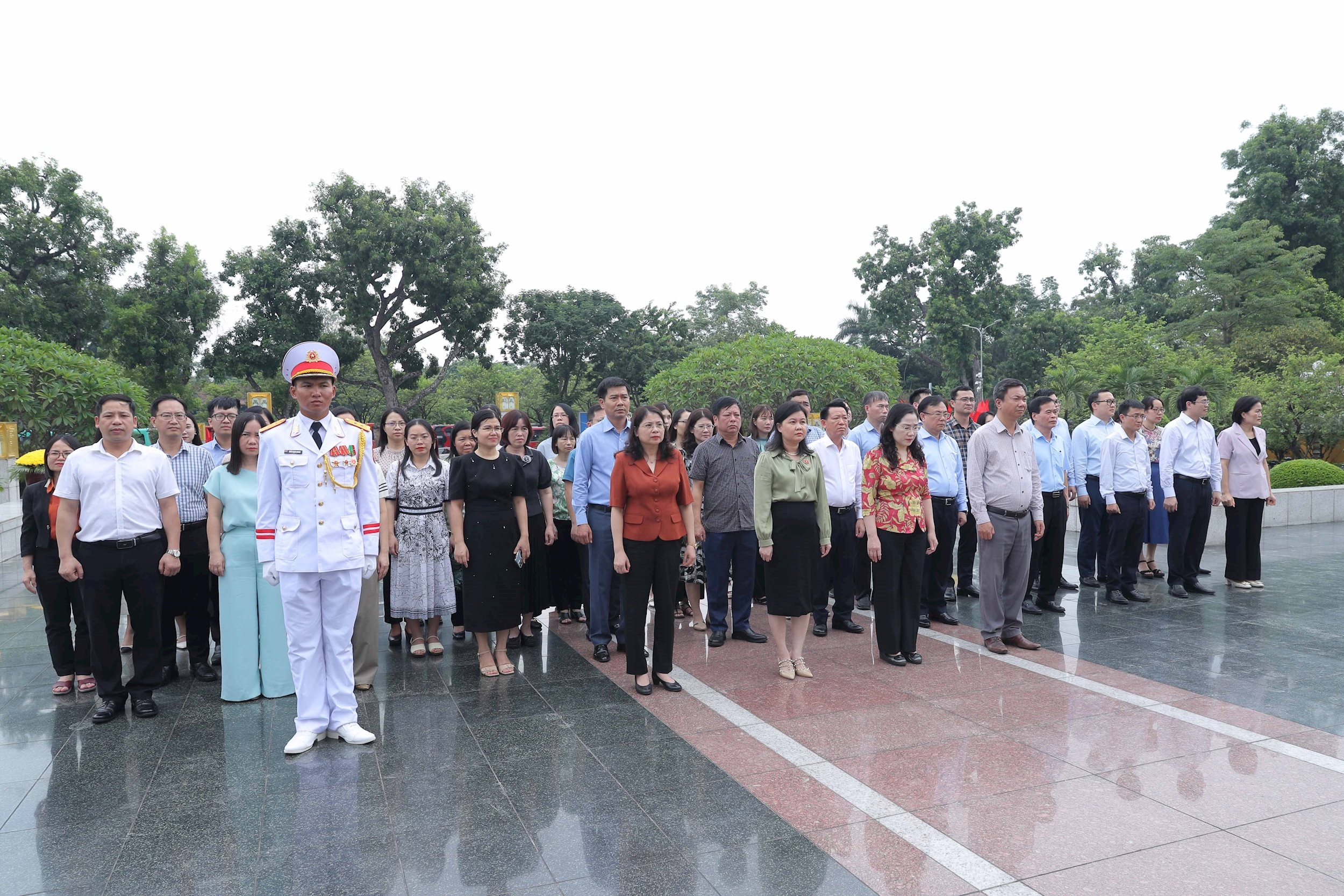 Đoàn Ủy ban Pháp luật và Tư pháp dâng hoa và hương tại tượng đài Bắc Sơn