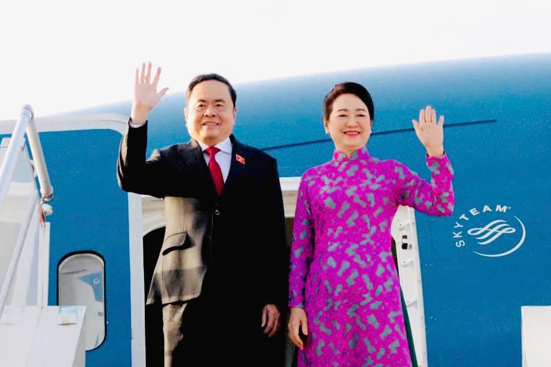Chủ tịch Quốc hội Trần Thanh Mẫn cùng Phu nhân Nguyễn Thị Thanh Nga và Đoàn đại biểu cấp cao Việt Nam đã tới sân bay Salé, Thủ đô Rabat, bắt đầu chuyến thăm chính thức Vương quốc Morocco