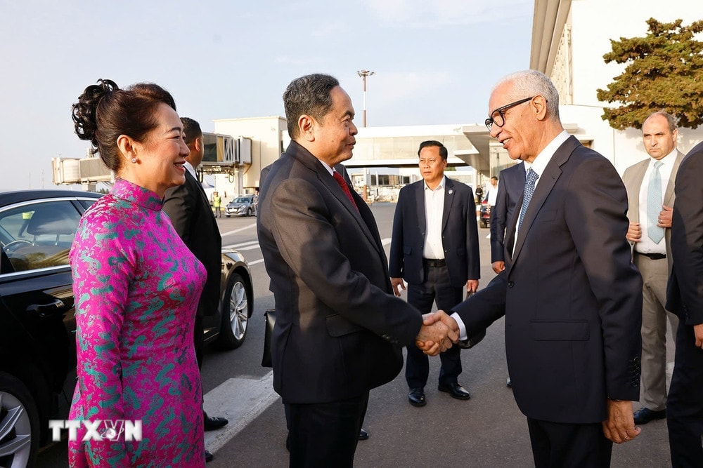 Chủ tịch Hạ viện Vương quốc Maroc Rachid Talbi Alami đón Chủ tịch Quốc hội Trần Thanh Mẫn và Phu nhân tại Sân bay Sale Rabat. Ảnh: Doãn Tấn – TTXVN