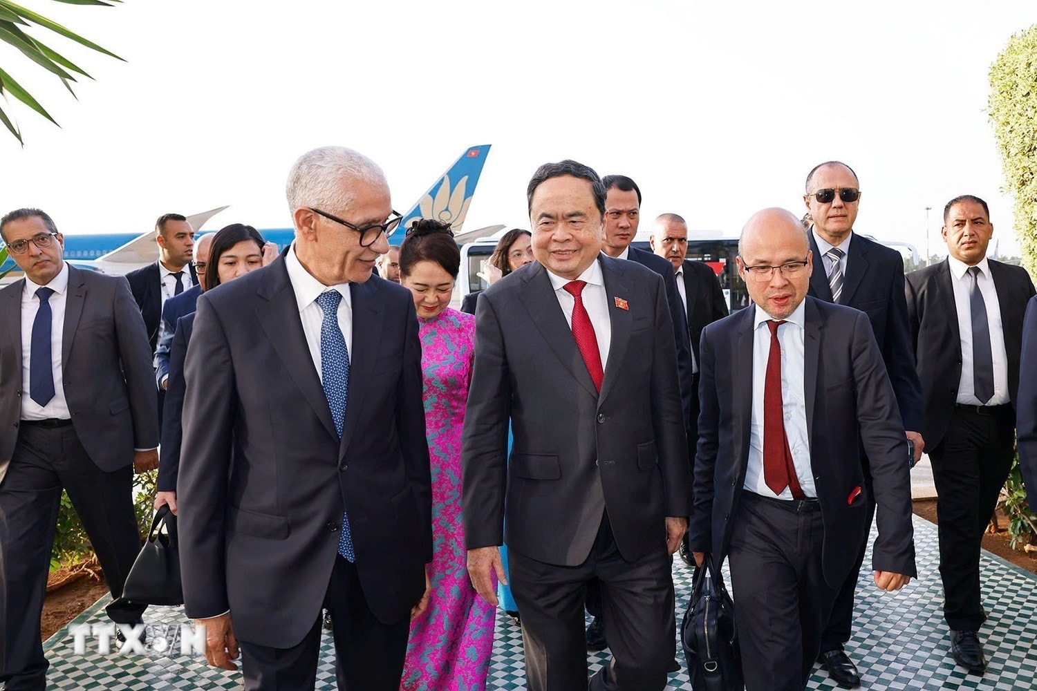 Chủ tịch Hạ viện Vương quốc Maroc Rachid Talbi Alami đón Chủ tịch Quốc hội Trần Thanh Mẫn và Phu nhân tại Sân bay Sale Rabat. Ảnh: Doãn Tấn – TTXVN