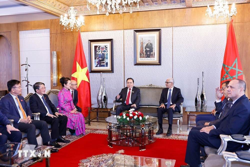 Chủ tịch Quốc hội Trần Thanh Mẫn gặp ngắn Chủ tịch Hạ viện Vương quốc Maroc Rachid Talbi Alami tại Sân bay Sale Rabat. Ảnh: Doãn Tấn – TTXVN