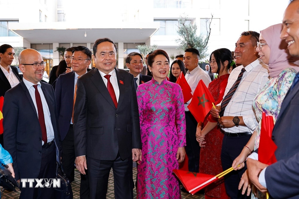 Đại sứ Việt Nam tại Maroc Lê Kim Quy, cán bộ, nhân viên Đại sứ quán Việt Nam cùng bà con người Việt Nam tại Maroc đón Chủ tịch Quốc hội Trần Thanh Mẫn và Phu nhân. Ảnh: Doãn Tấn – TTXVN