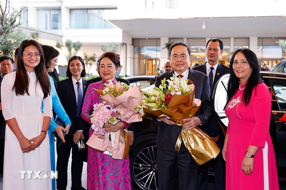 Cán bộ, nhân viên Đại sứ quán Việt Nam tại Maroc cùng bà con người Việt Nam tại Maroc đón Chủ tịch Quốc hội Trần Thanh Mẫn và Phu nhân. Ảnh: Doãn Tấn – TTXVN