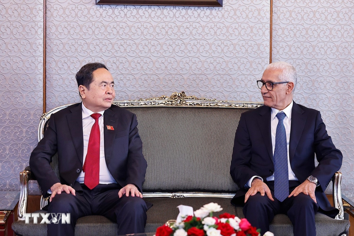 Chủ tịch Quốc hội Trần Thanh Mẫn gặp ngắn Chủ tịch Hạ viện Vương quốc Maroc Rachid Talbi Alami tại Sân bay Sale Rabat. Ảnh: Doãn Tấn – TTXVN