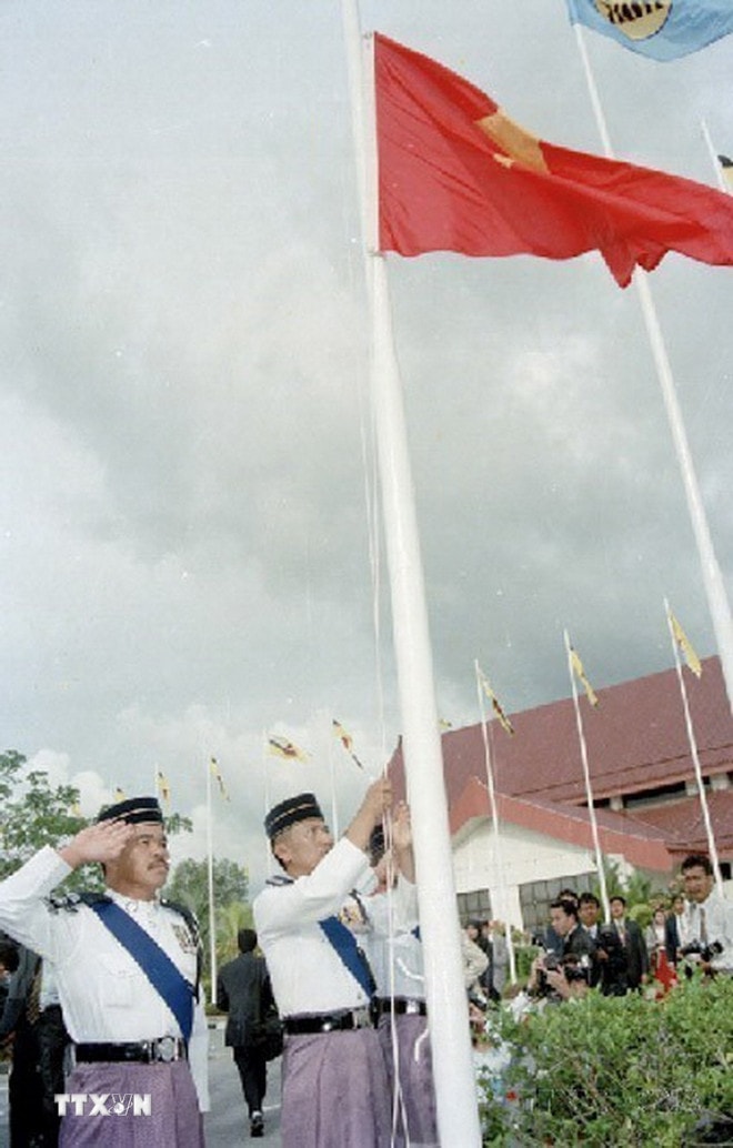Nghi thức thượng cờ tại Lễ kết nạp Việt Nam là thành viên chính thức thứ bảy của Hiệp hội các Quốc gia Đông Nam Á (ASEAN), chiều 28/7/1995, tại Thủ đô Bandar Seri Begawan (Brunei). (Ảnh: Trần Sơn/TTXVN) ttxvn-2812-asean-viet-nam-2.jpg
